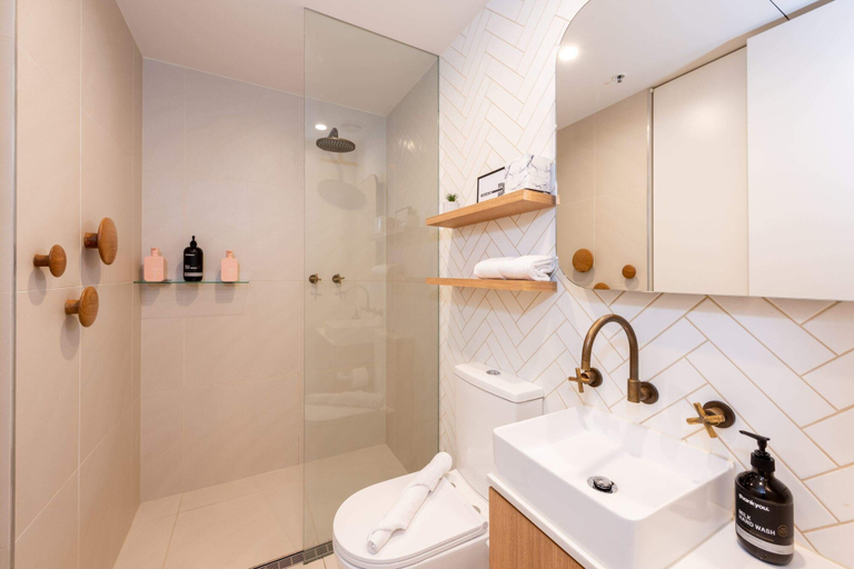 Bathroom 2, Modern 1 Bedroom Apartment in Brunswick East Near CBD, Melbourne