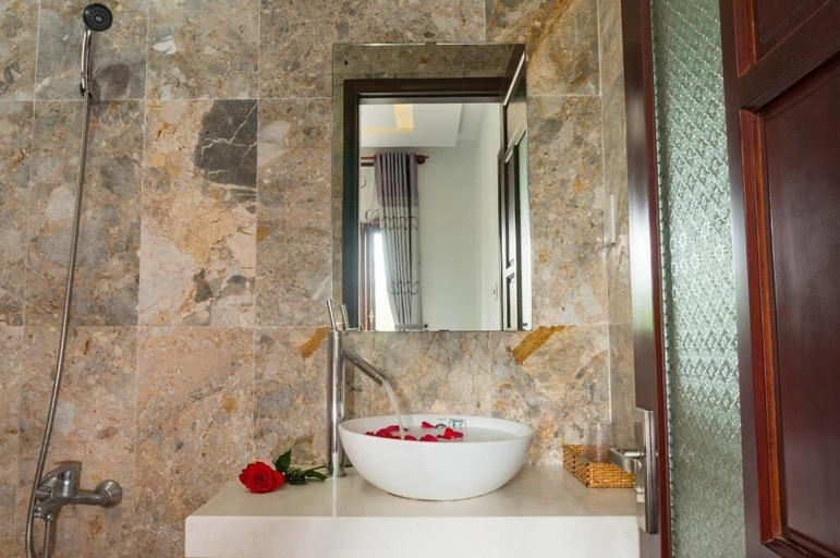 Bathroom, Lantern Villa, Da Nang