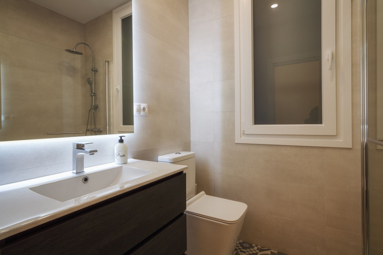 Bathroom 4, Glamour Guggenheim pinchos by URBANHOSTS, Vizcaya