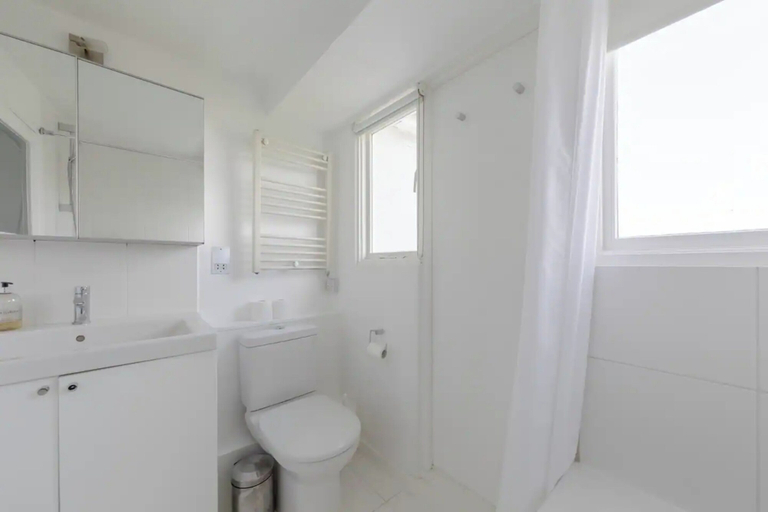 Bathroom 5, Compact & Light Studio Flat - Ladbroke Grove, London