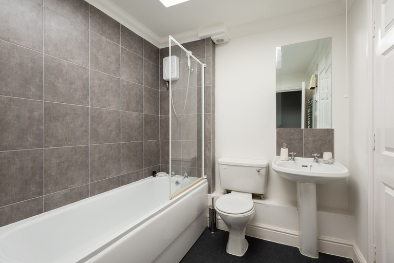 Bathroom, The Old Station House - Stylish & Central 2bdr Apartment, Oxfordshire
