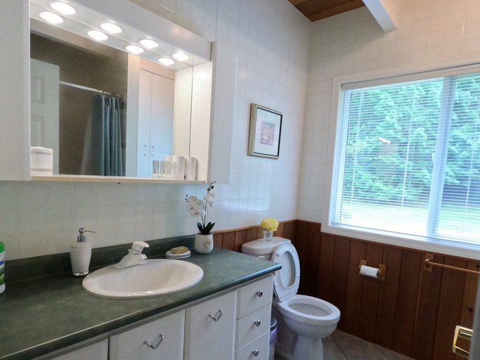 Bathroom 2, Sea La Vie Rare Peaceful Hidden Gem, Nanaimo