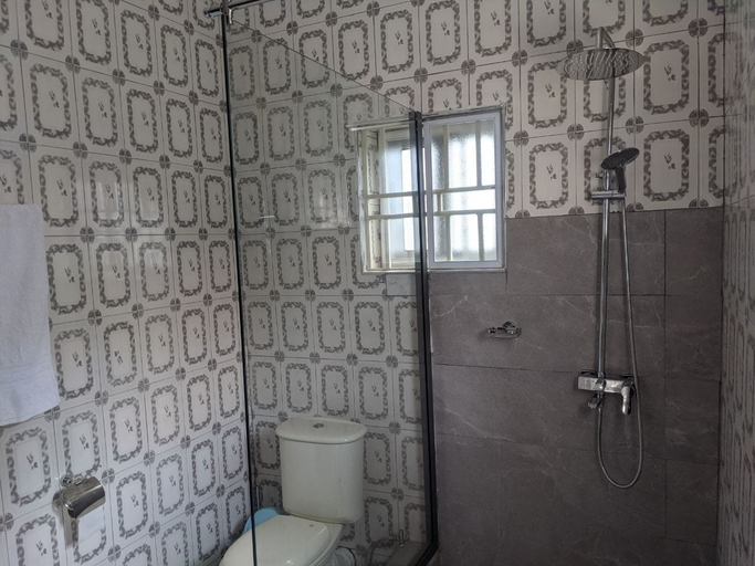Bathroom 4, Jacksonfields Apartments, Accra
