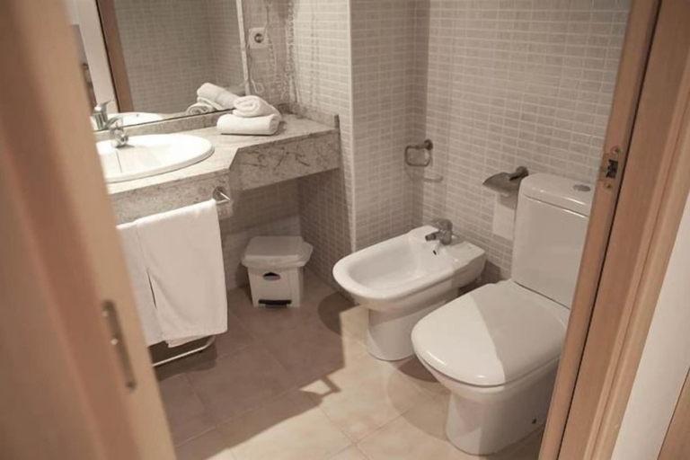 Bathroom 3, Apartamentos Las Dunas, Tarragona