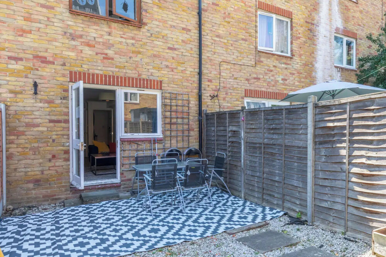 Others 4, Lovely 4 Bed House w Garden, 1 Stop to Waterloo, London