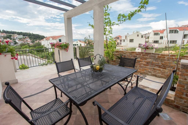 Others 2, Villa Suzy Lux, Sutivan