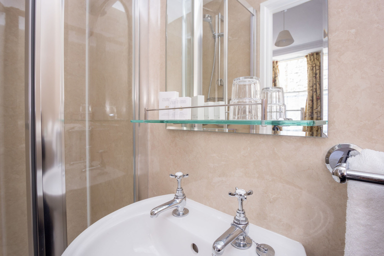 Bathroom 5, The Queens Hotel, Cornwall