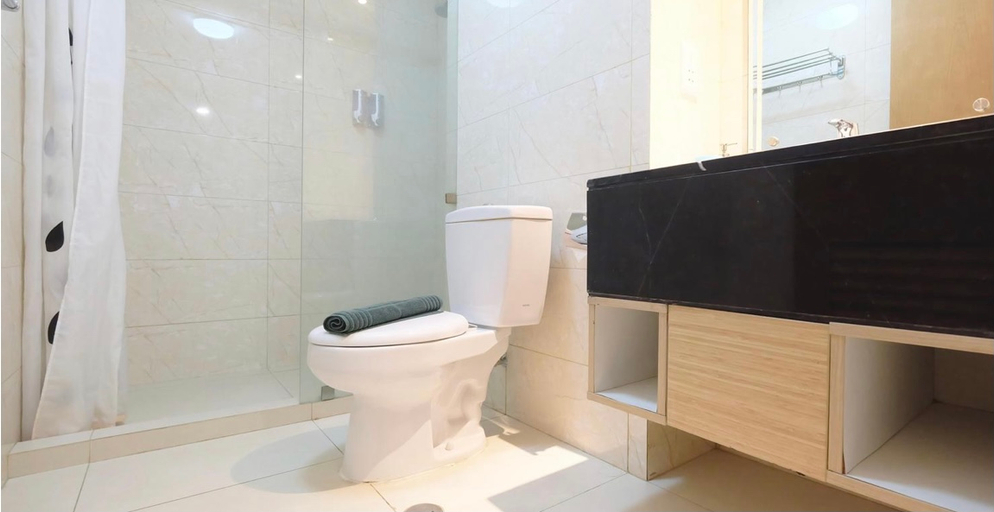 Bathroom 5, Cozy & Elegant The Mansion Jasmine Tower Capilano, North Jakarta