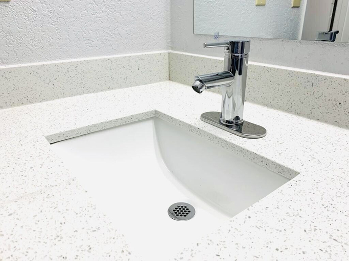 Bathroom 4, Studio 6 Meridian, MS - Bonita Lakes, Lauderdale