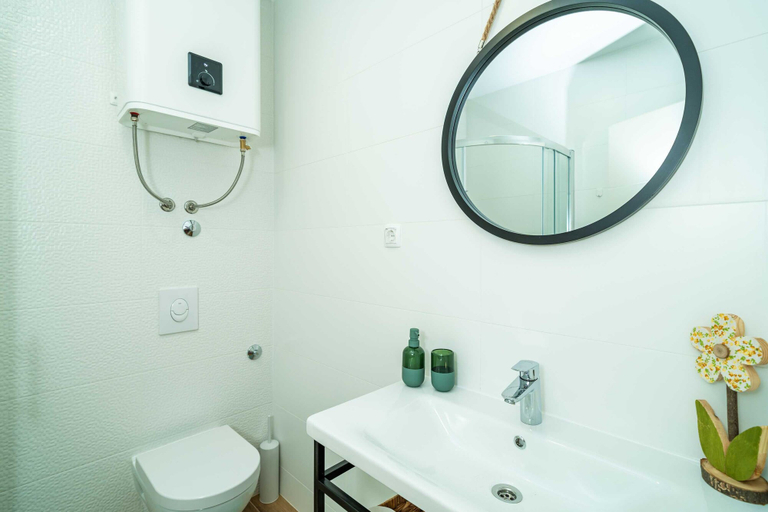 Bathroom 2, Apartments Lovro, Pojezerje