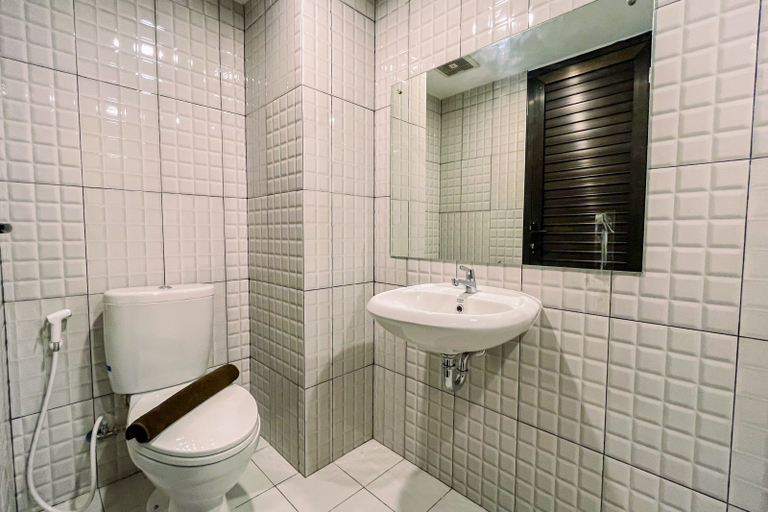 Bathroom 5, Best Deal and Cozy Studio De Prima Apartment By Travelio, Medan