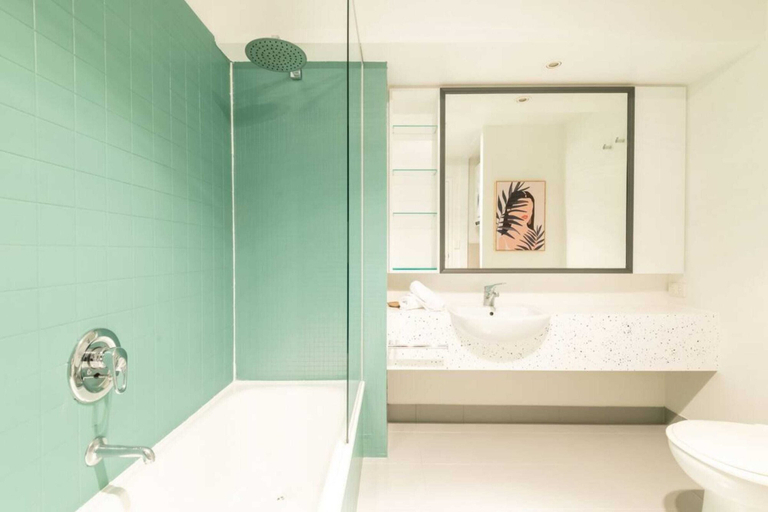 Bathroom 2, Beautiful 1 Bedroom Apartment Next to Southern Cross Station, Melbourne