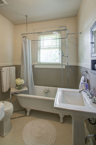 Bathroom 4, Belmont Blvd Bed and Breakfast, Davidson
