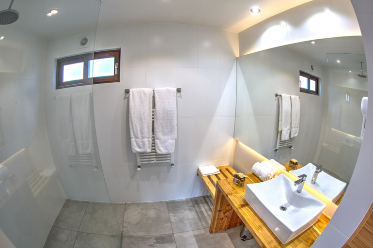 Bathroom 4, Ruka Lobos, Cardenal Caro