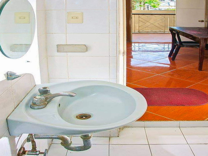Bathroom 4, Ddd Habitat Pension House, Cagayan de Oro City