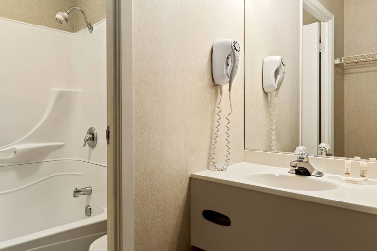 Bathroom 4, Days Inn by Wyndham Trois-Rivieres, Francheville