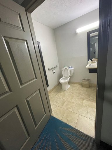 Bathroom 5, Days Inn by Wyndham Savannah, Hardin