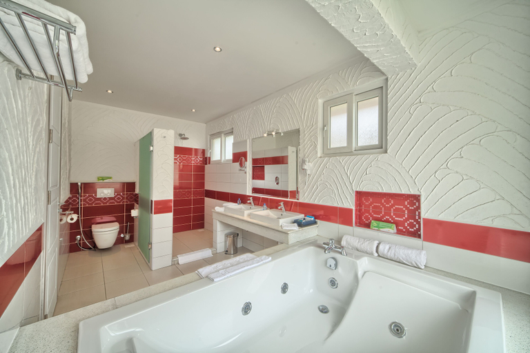 Bathroom 5, Leopard Beach Resort & Spa, Msambweni