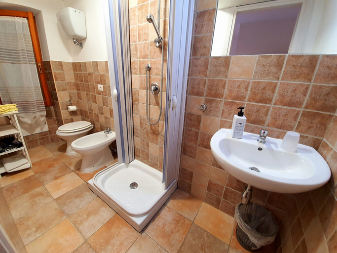 Bathroom 4, Aba Maya, Sassari