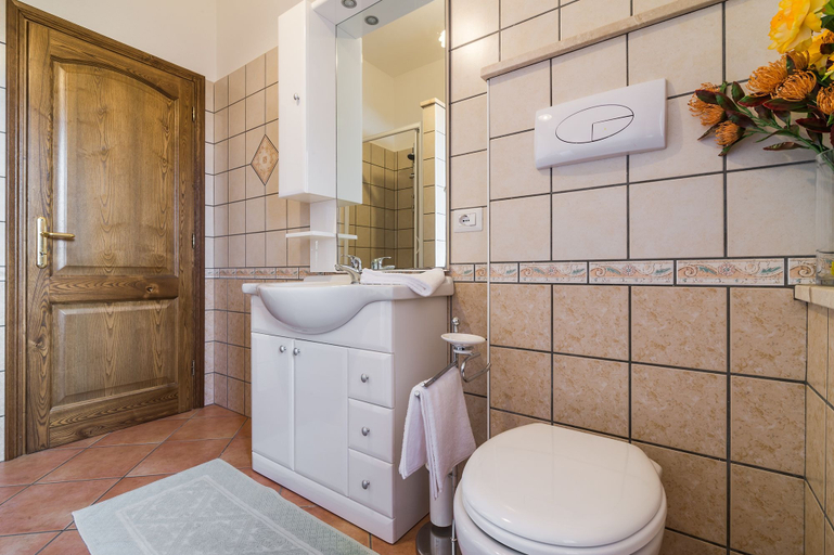 Bathroom 3, AffittaSardegna - Casa Pineta 2, Nuoro
