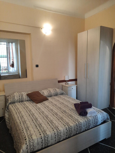 Bedroom 2, Comfortable one bedroom apartment with parking space in the center of Genoa, Genova