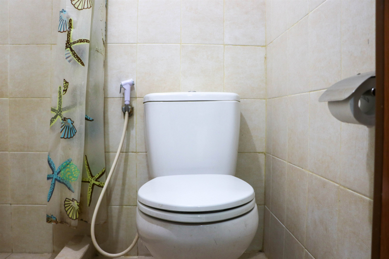 Bathroom 5, Compact and Elegant Studio Maple Park Sunter Apartment By Travelio, North Jakarta