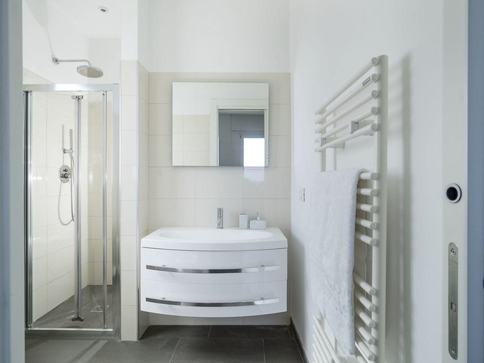 Bathroom 5, Villammare, Syracuse