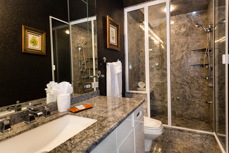 Bathroom 4, Sea Otter, Lee