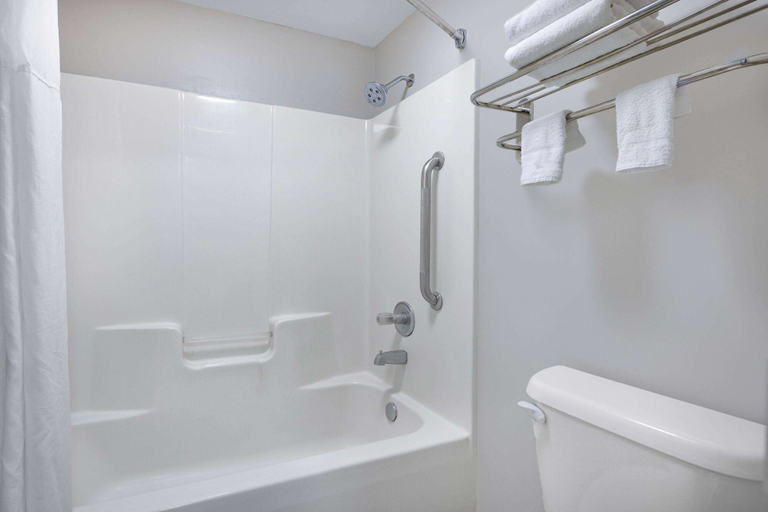 Bathroom 4, Days Inn & Suites by Wyndham Savannah Midtown, Chatham
