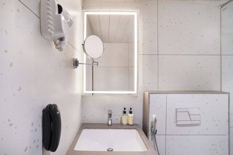 Bathroom 3, Lemon Tree Hotel Rajkot, Rajkot