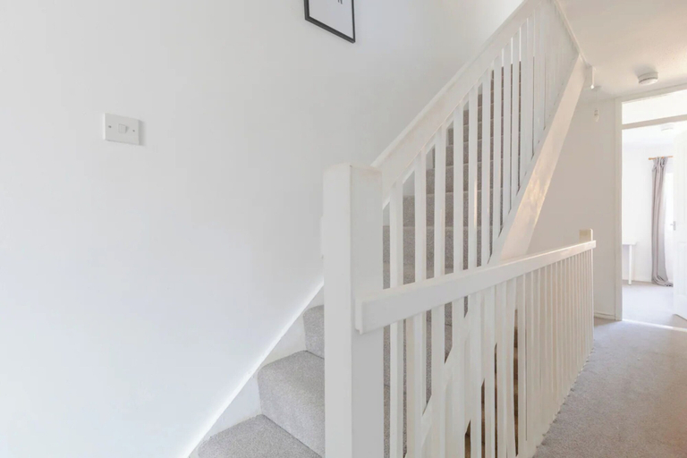 Others 5, Lovely 4 Bed House w Garden, 1 Stop to Waterloo, London