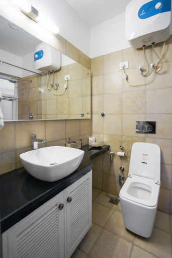 Bathroom, 2B-Mukteshwar-109 by bnbmehomes, Nainital