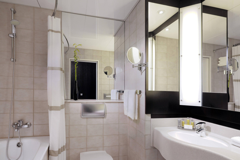 Bathroom 5, Heidelberg Marriott Hotel, Heidelberg