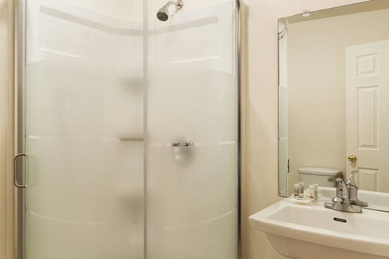 Bathroom 4, Days Inn by Wyndham Trois-Rivieres, Francheville