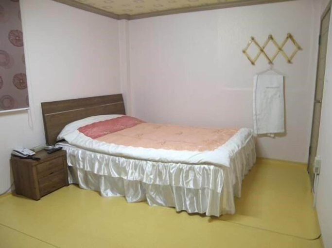 Bedroom 2, New Busan Jang Motel, Jung