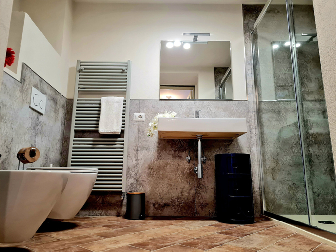 Bathroom 4, Fabroniana apartments, Pistoia