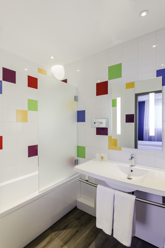 Bathroom 3, ibis Styles Vierzon, Cher