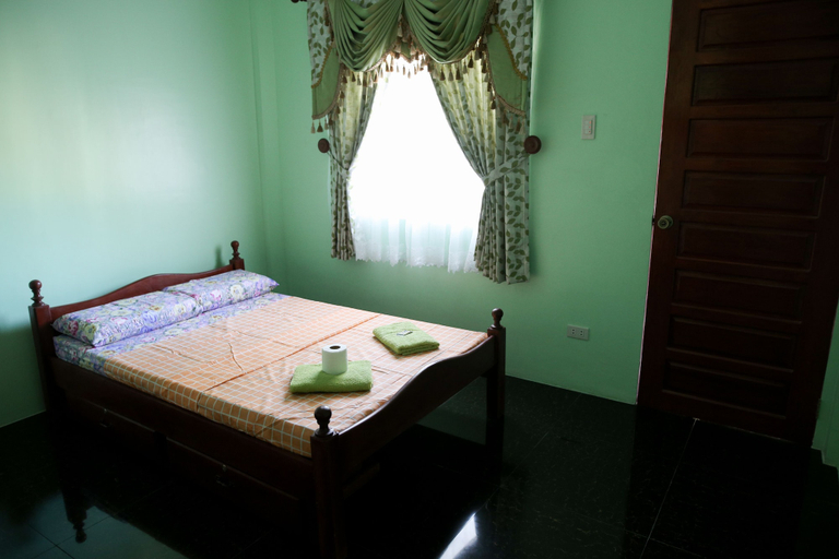 Bedroom 2, Luzmin BH - Pink House, Oslob