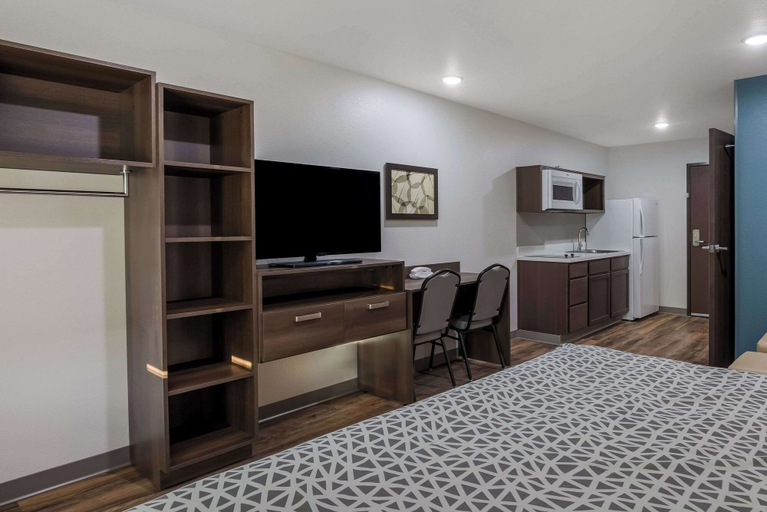 Bedroom 4, Woodspring Suites Milwaukee - Menomonee Falls, Milwaukee