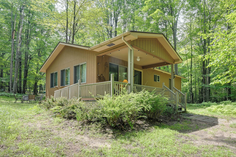 Exterior & Views 1, Secluded Farwell Cabin w/ Fire Pit & Gas Grill!, Clare