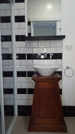 Bathroom 4, Town House Motor Inn, Young