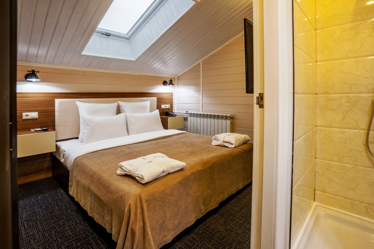 Bedroom 2, Woodloft, Central