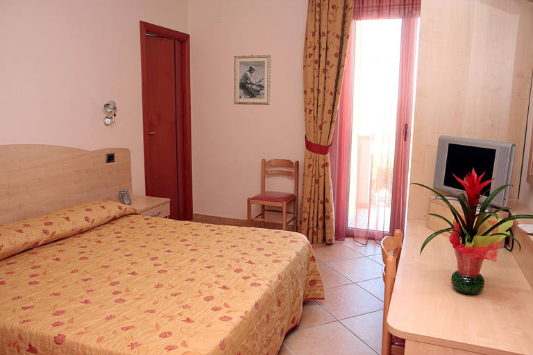 Bedroom 2, Hotel La Tartaruga, Teramo