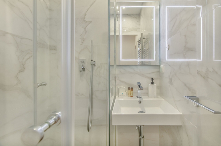 Bathroom 4, Marques de Pombal Metropolitan Flat, Lisbon