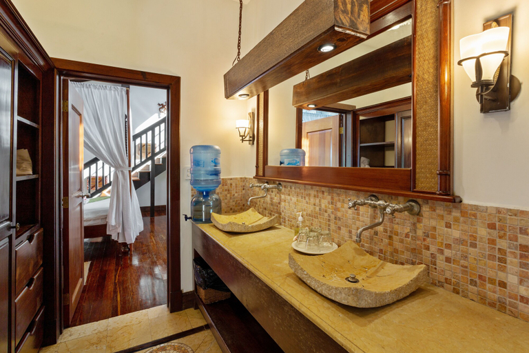 Bathroom 4, Ian Anderson's Caves Branch Adventure Co