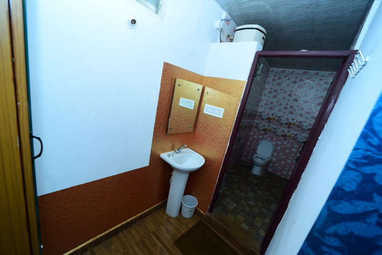 Bathroom 3, Sipayi Resort, Kodagu