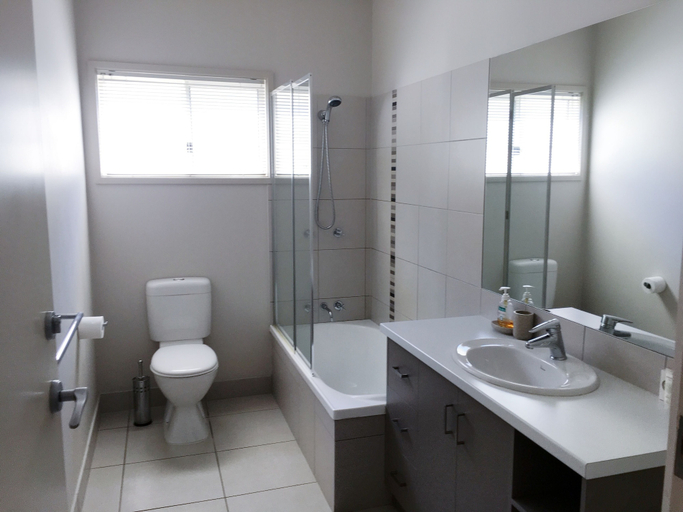 Bathroom 4, Abalina Cottages, Rotary Drive, Alpine - East