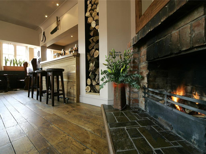 Others 5, The Bell, Worcestershire