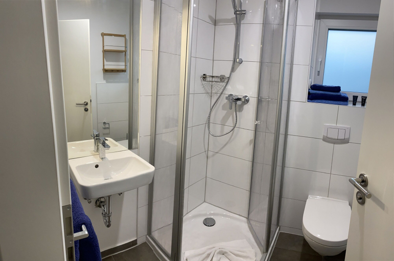 Bathroom 5, Boardinghouse am Borkumkai, Emden