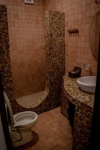 Bathroom 2, Stone Town Cafe and Bed &Breakfast, Mjini